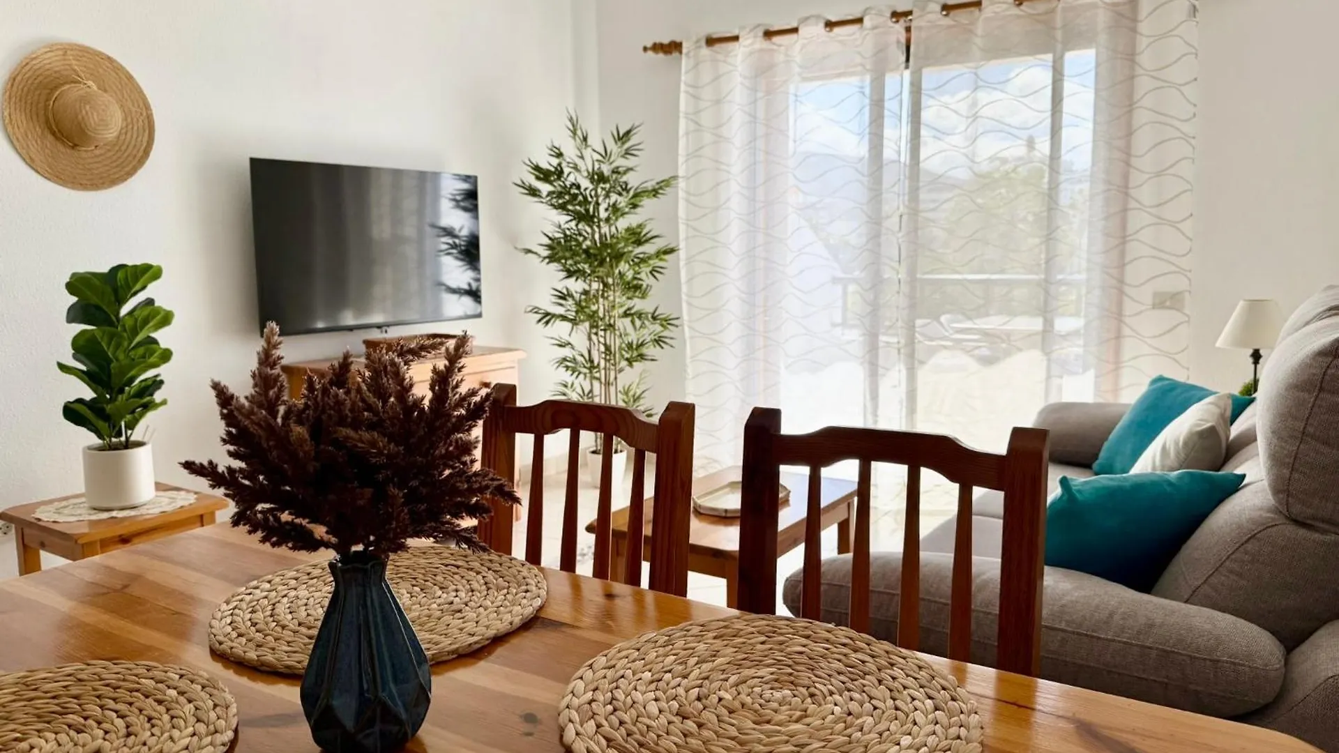 Cozy Seaside Apartment 323 In Parque Santiago 2 Playa de las Americas  Espanha